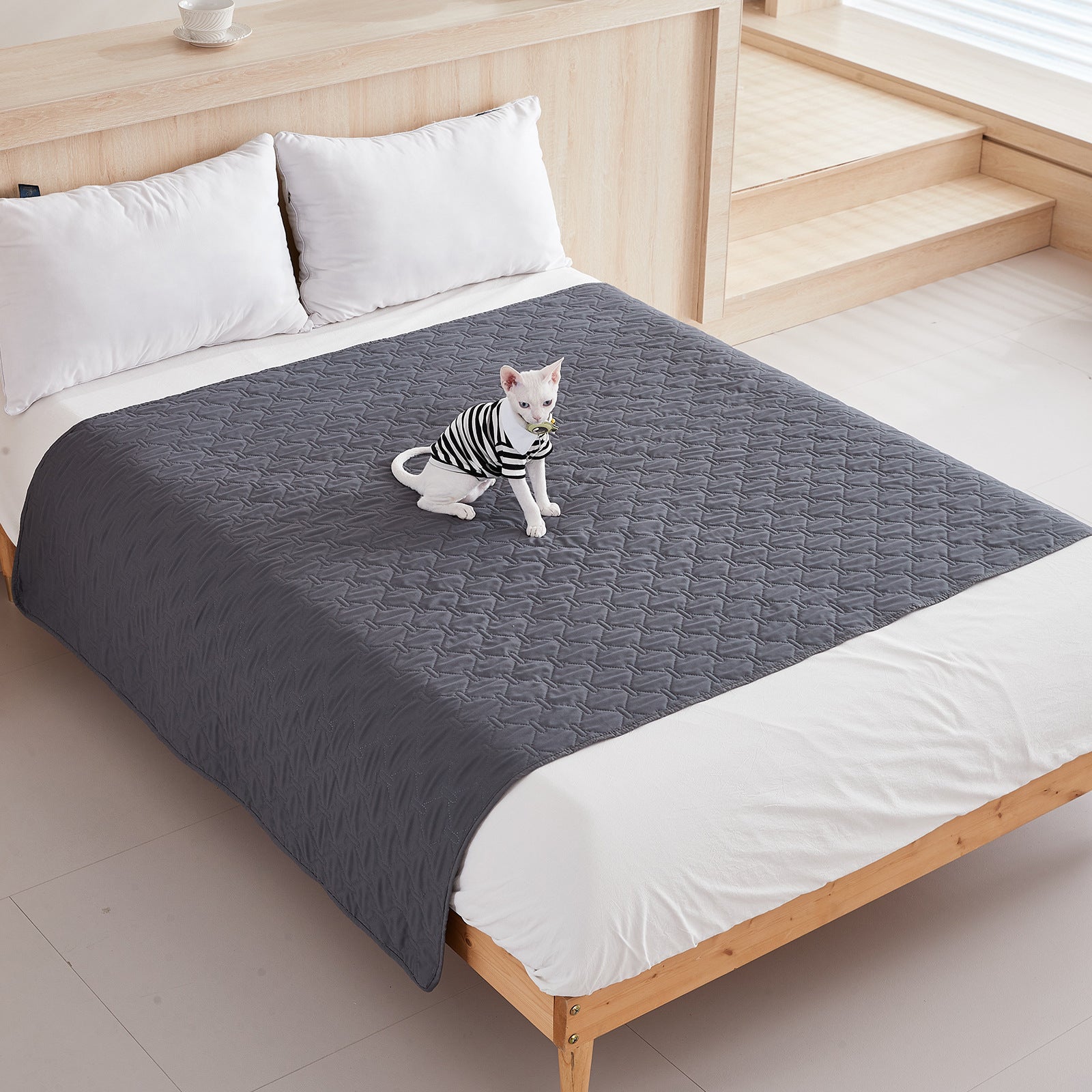Waterproof Non-Slip Pet Comfort Blanket - Stress-Free Rest & Relaxation